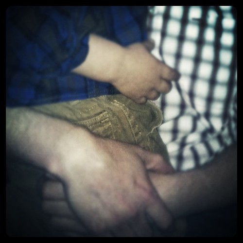Padre e hijo tomados de la mano — Derecho de Familia
